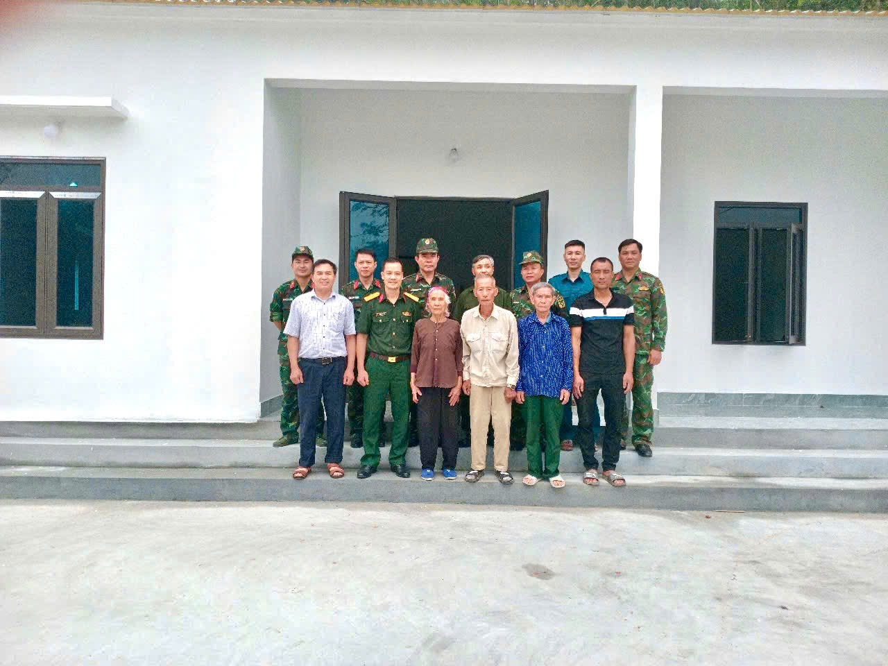 Ban CHQS thành phố Chí Linh góp ngày công lao động giúp đỡ gia đình chính sách chuẩn bị cho buổi lễ bàn giao nhà