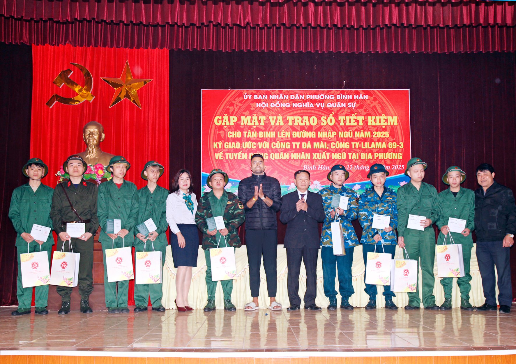 Tặng 10 sổ tiết kiệm cho thanh niên lên đường nhập ngũ